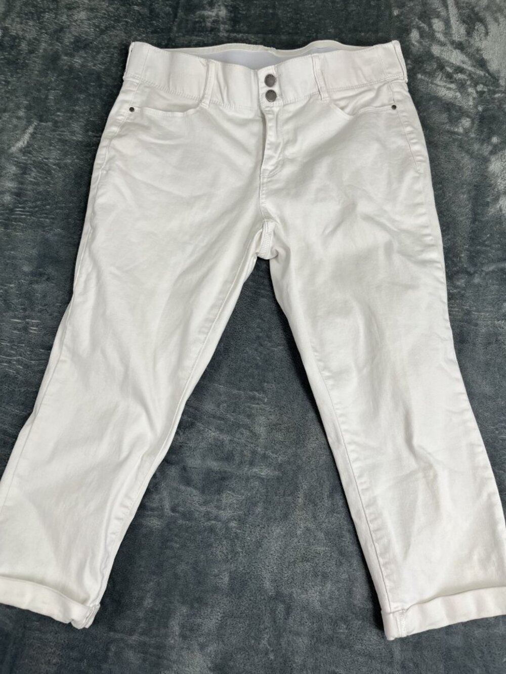 Apt. 9 Womens White Capri Pants Double Button Size 16
